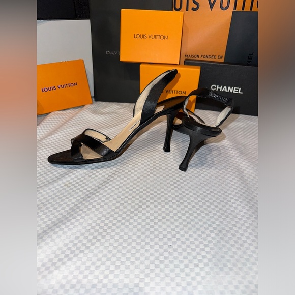 ⭐️FALL SALE⭐️ Manolo Blahnik Black Satin and Leather Heels. size 41 - Picture 11 of 11